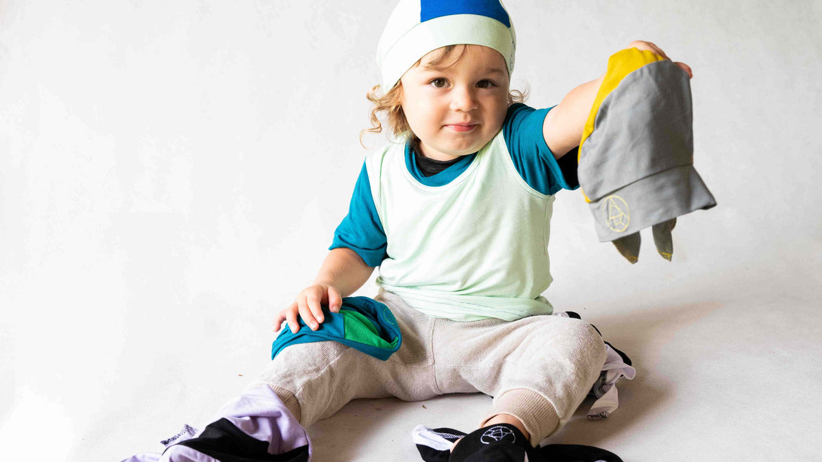 Dieťa oblečené v prírodnom oblečení Rewana s čiapkami a doplnkami