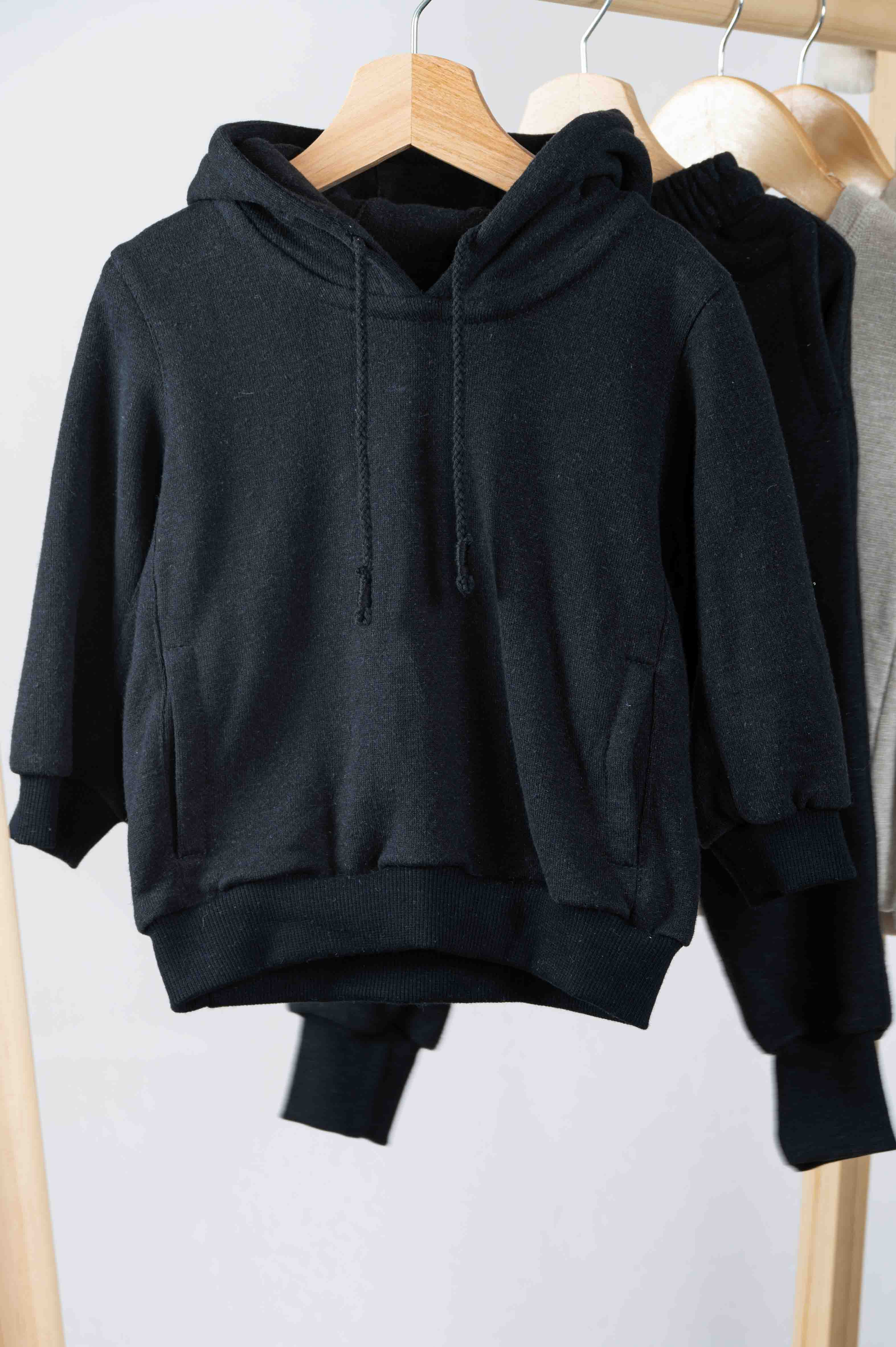 REWANA DETSKÁ MIKINA NORI, S KAPUCOU A VRECKAMI, ČIERNA, PRÍRODNÁ POČESANÁ TEPLÁKOVINA