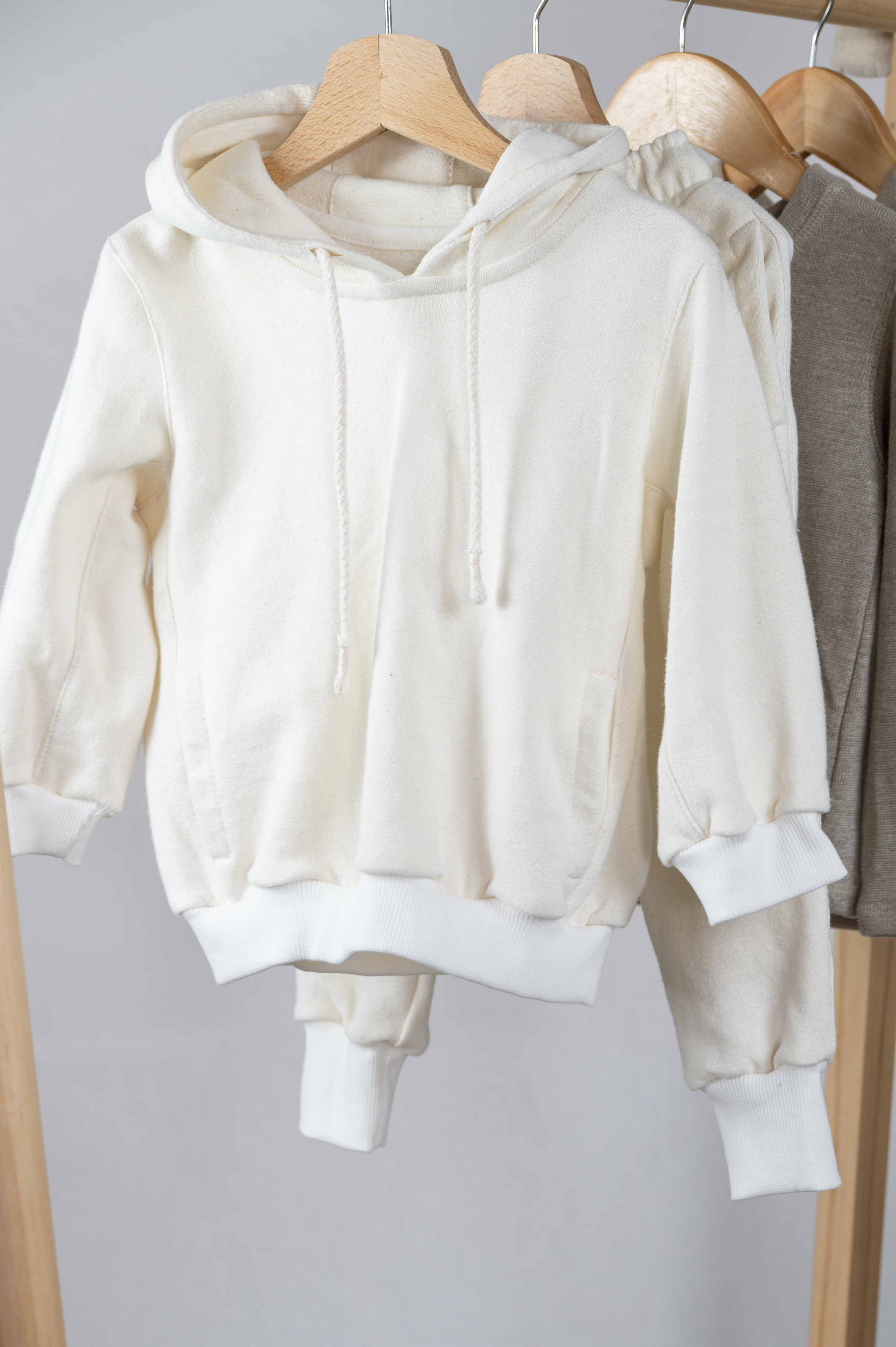 REWANA DETSKÁ MIKINA NORI, S KAPUCOU A VRECKAMI, IVORY, PRÍRODNÁ POČESANÁ TEPLÁKOVINA