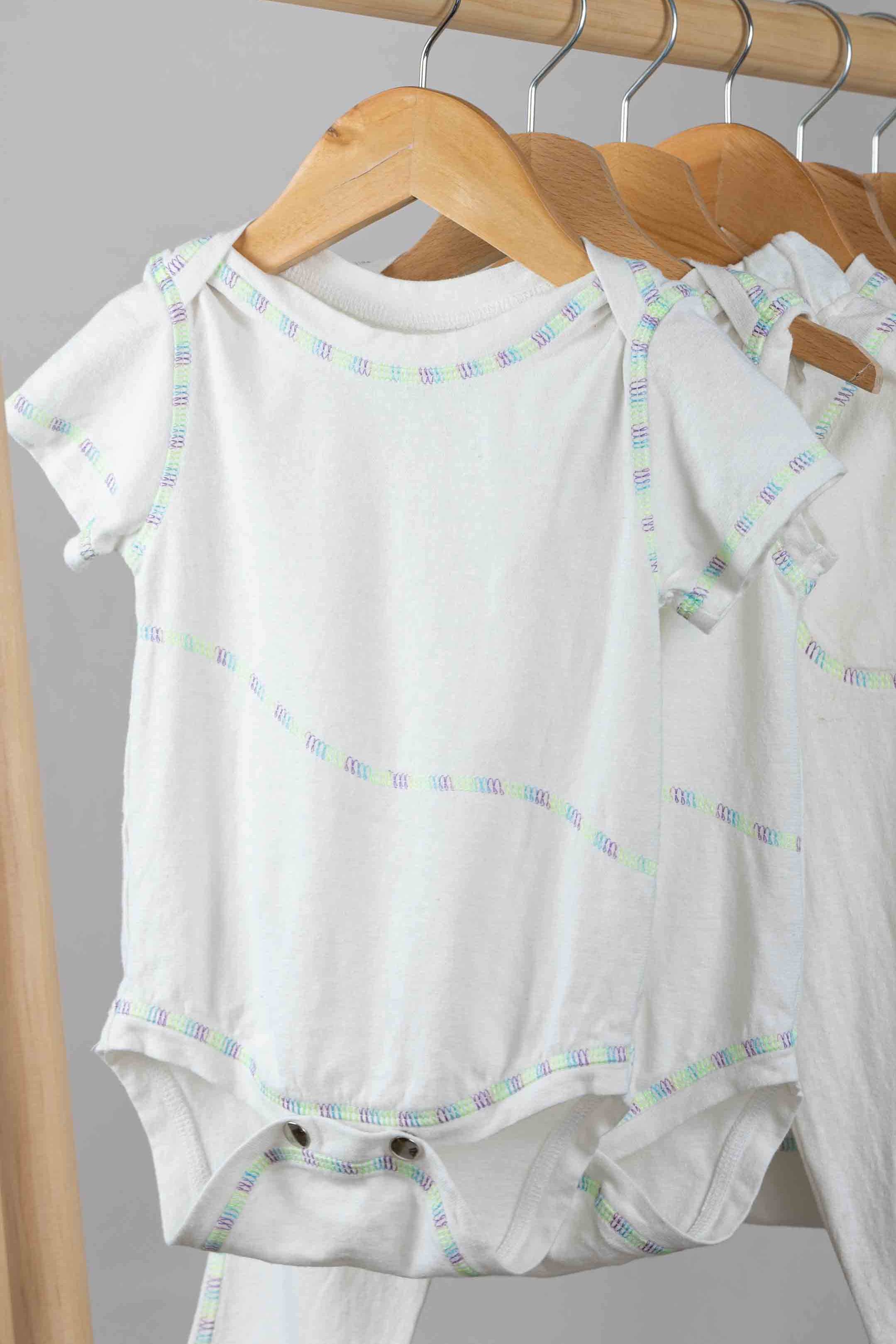 REWANA DETSKÉ BODY, KRÁTKY RUKÁV, OFFWHITE, ZELENÉ ŠITIE