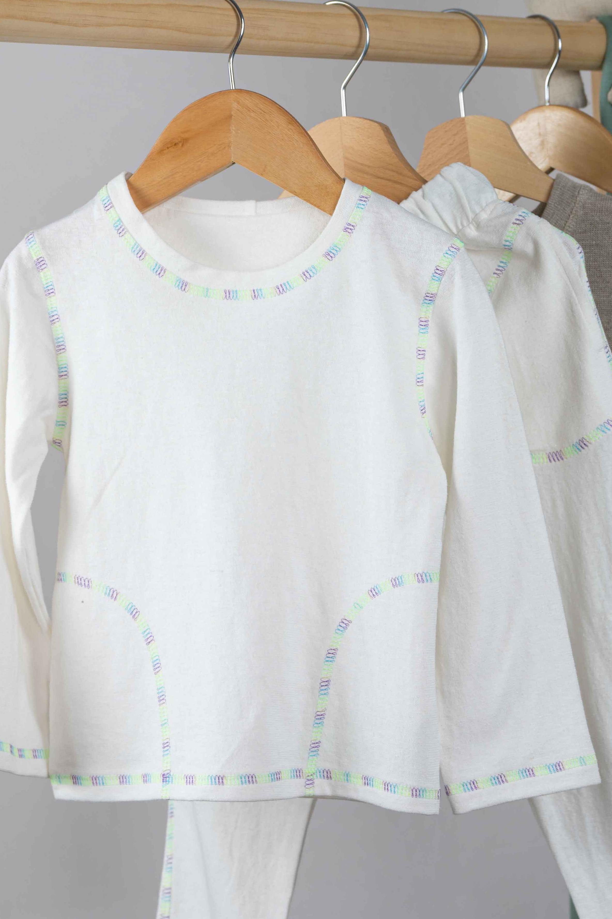 REWANA DETSKÉ TRIČKO, DLHÝ RUKÁV, OFFWHITE, ZELENÉ ŠITIE