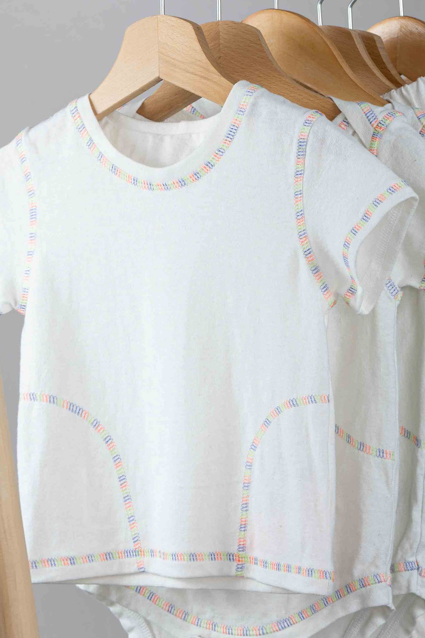 REWANA DETSKÉ TRIČKO, KRÁTKY RUKÁV, OFFWHITE, ORANŽOVÉ ŠITIE