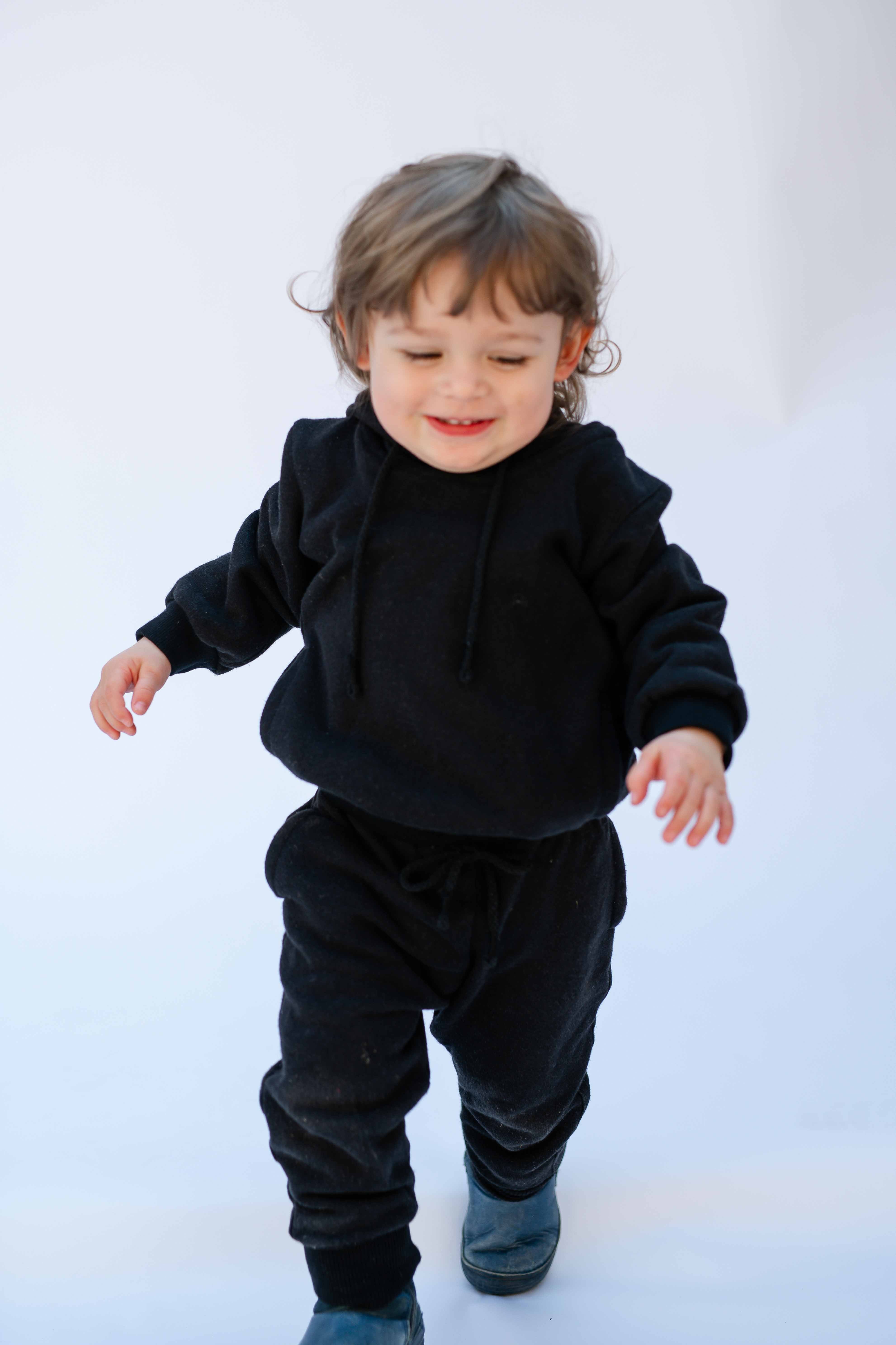 REWANA CHILDREN'S SWEATSHIRT NORI WITH HOOD AND POCKETS NATURAL SHAVED SWEATSHIRT IN BLACK COLOR