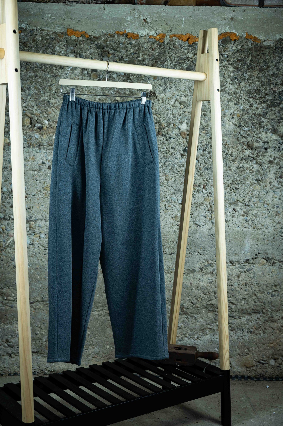 REWANA tmavosivé melírované oversize tepláky – fotografia 6