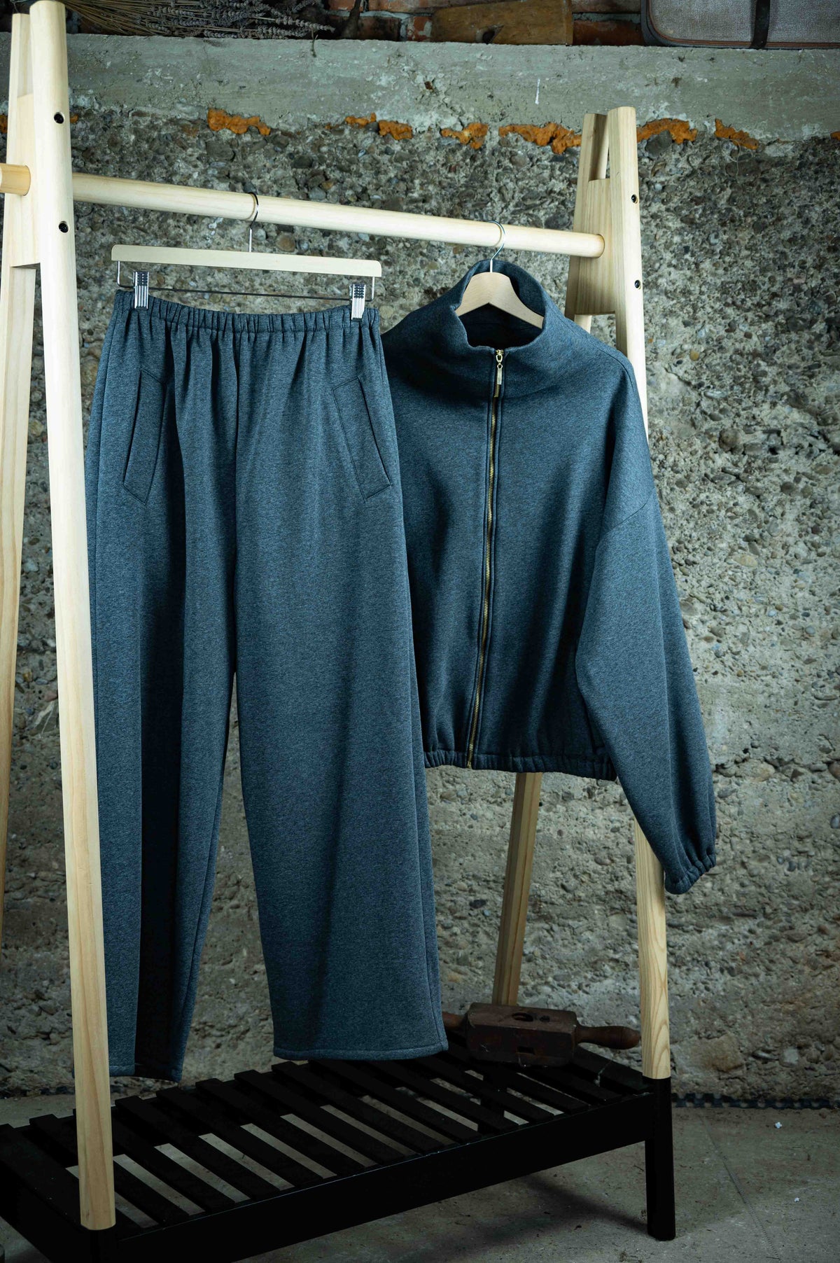 REWANA tmavosivé melírované oversize tepláky – fotografia 7