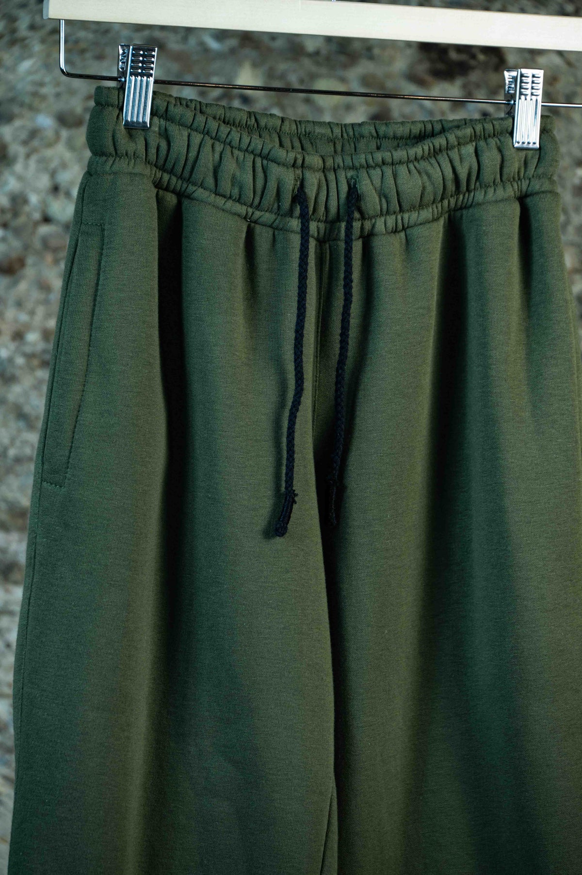 REWANA dámske khaki tepláky s patentmi a šnúrkou v páse – fotografia 4