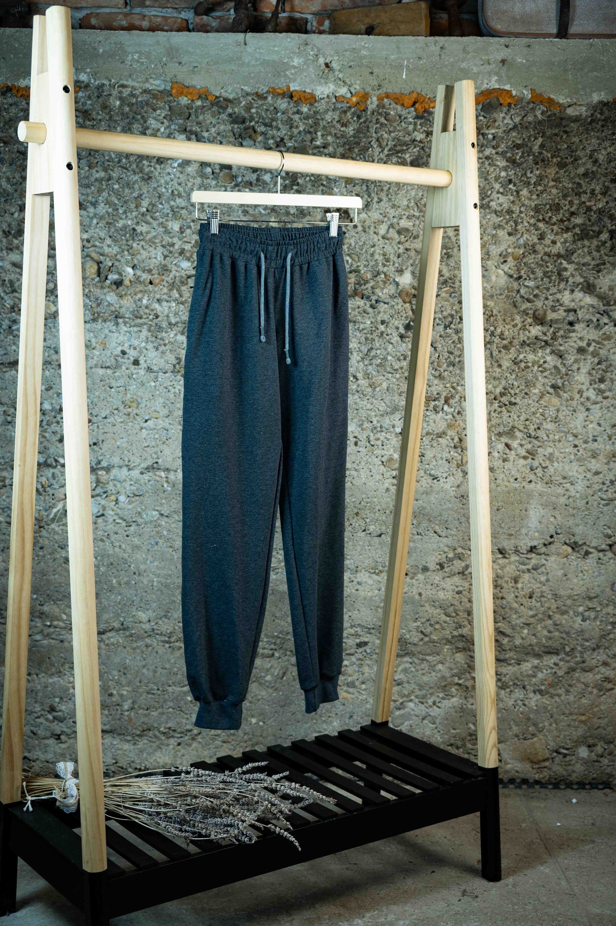 REWANA pánske dlhé tepláky tmavý sivý melír s patentmi – záber 1